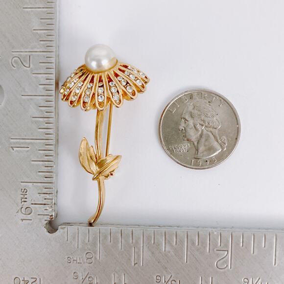Vintage 1960s Rhinestone Faux Pearl Floral Brooch Mid Century Romantic Gold Tone - Picture 10 of 10